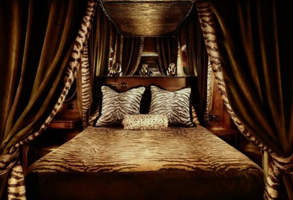 OVERNIGHT AT HOUSE OF GODS + £250 SPENDING MONEY - Image 4